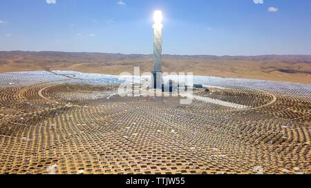 Solar Power Tower e specchi che concentrano i raggi del sole su una torre di collettore per la produzione di energie rinnovabili, esente da inquinamento energia, immagine aerea. Foto Stock