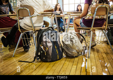 Gli studenti seduti in classe Foto Stock