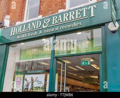 Londra - 15 Giugno 2019 - Holland & Barrett negozio di fronte a Brixton Foto Stock