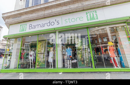 London / UK - 15 Giugno 2019 - Barnardo carità del negozio di fronte a Stockwell Road, Brixton. Barnardo's è una carità britannica fondata nel 1866 a cura di Foto Stock