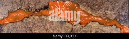 Colata di resina epossidica persimmon stabilizzante radica di legno arte astratta panorama di sfondo Foto Stock