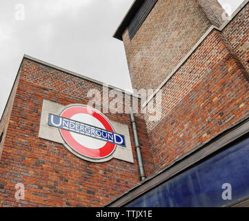 London / UK - 15 Giugno 2019 - segno della metropolitana fuori legno Green Station sulla linea di Piccadilly, nella borough di Haringey Foto Stock