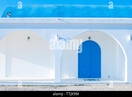 Dettagli architettonici di bianco Ayia Thekla Cappella blu con porte ad arco e colonne nei pressi di Agia Napa, Cipro. Giorno caldo in autunno Foto Stock