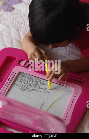 Ragazza disegno su una magna doodle Foto Stock