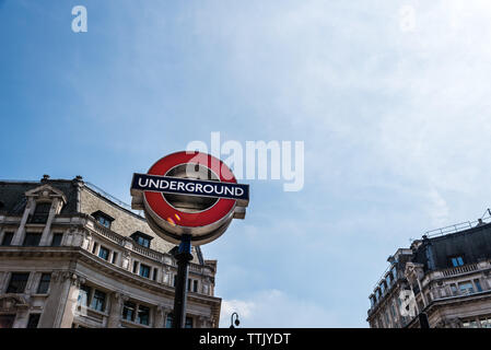 London, Regno Unito - 15 Maggio 2019: basso angolo di visione del segno della metropolitana di Oxford Circus contro il cielo una giornata di sole Foto Stock