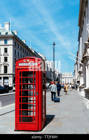 London, Regno Unito - 15 Maggio 2019: tradizionale telefono rosso scatola in London Inghilterra England Foto Stock