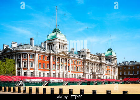 London, Regno Unito - 15 Maggio 2019: la Casa Museo di cavalleria edificio e gradinate in sfilata delle Guardie a Cavallo Foto Stock
