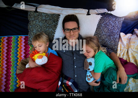 Vista aerea del padre che dorme con i bambini in tenda Foto Stock