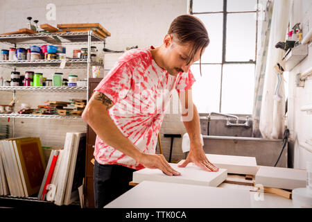 Uomo telai di lucidatura durante il lavoro in laboratorio Foto Stock