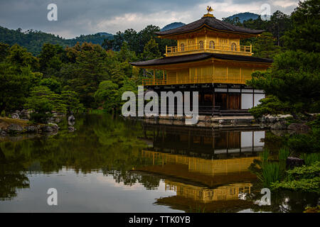 Il padiglione dorato a Kyoto, Giappone Foto Stock