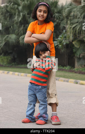 Ritratto di due ragazze insieme permanente Foto Stock