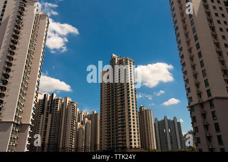 Basso angolo di visione degli edifici in città contro sky Foto Stock