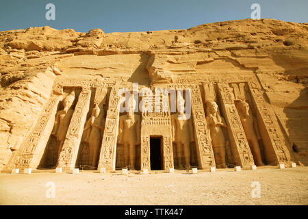 Basso angolo vista di Nefertari il tempio di Hathor contro il cielo chiaro Foto Stock