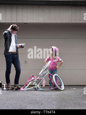 Padre e figlia di bicicletta di assemblaggio Foto Stock