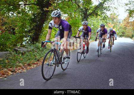 I ciclisti equitazione biciclette su strada Foto Stock