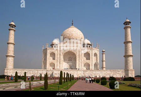 AGRA, India - 18 ottobre 2008: il Taj Mahal è un bianco-avorio mausoleo di marmo sulla riva sud del fiume Yamuna Foto Stock