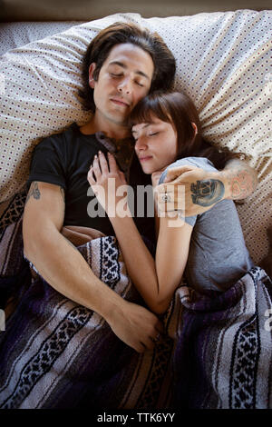 Uomo dorme in bus da viaggio con cuscino cervicale Foto stock - Alamy