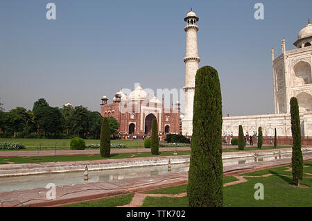 AGRA, India - 18 ottobre 2008: persone non identificate sono visitare Taj Mahal Jawab, Agra, India Foto Stock