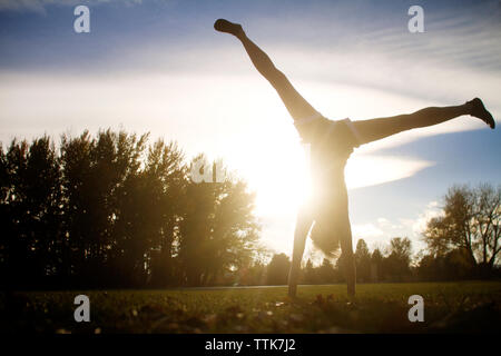 Donna facendo appoggiate sul campo Foto Stock