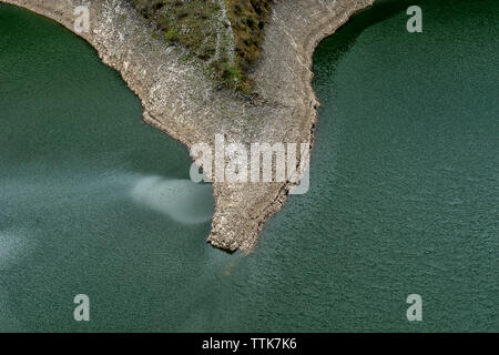 Chiara e pulita fiume Uvac in Serbia con meandri, habitat di specie di uccelli protette Grifone Foto Stock