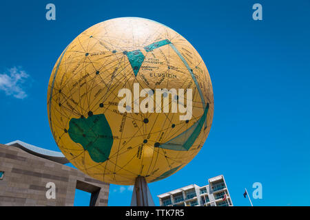 Globo al di fuori del museo della Nuova Zelanda o Te Papa Tongarewa, Wellington, Nuova Zelanda Foto Stock