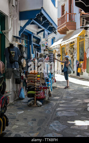 Negozi nella città di Skopelos, Sporadi settentrionali della Grecia. Foto Stock