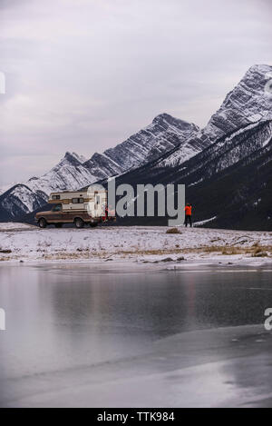 L'uomo prendendo foto di Camper Carrello con moto Touring in Canmore Foto Stock