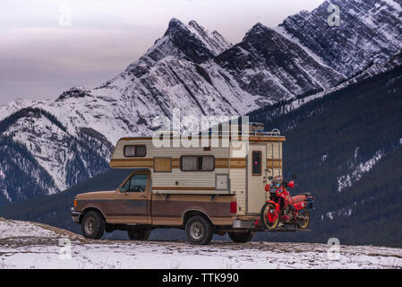 Camper Carrello con moto Touring nella parte anteriore della gamma della montagna tramonto Foto Stock