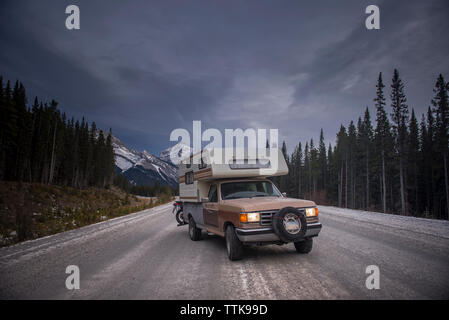 Camper Carrello con moto Touring nella parte anteriore della gamma della montagna tramonto Foto Stock