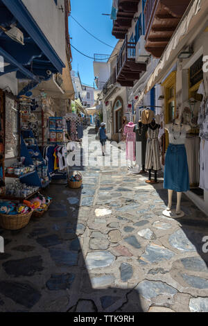 Negozi nella città di Skopelos, Sporadi settentrionali della Grecia. Foto Stock