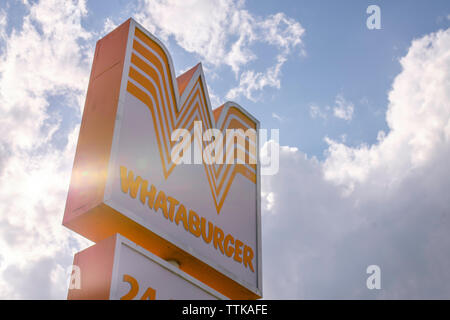 Logo Whataburger segno contro il cielo nuvoloso Foto Stock