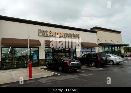 Orlando, FL/USA-6/16/19: una vista della facciata del negozio del Pet supermercato. Il Pet Supermarket, Inc. gestisce negozi che vendono prodotti in pet. Foto Stock