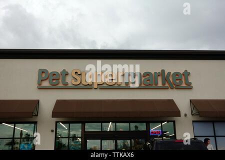 Orlando, FL/USA-6/16/19: una vista della facciata del negozio del Pet supermercato. Il Pet Supermarket, Inc. gestisce negozi che vendono prodotti in pet. Foto Stock