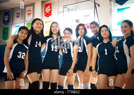 Ritratto di ragazze adolescenti squadra di pallavolo a corte Foto Stock