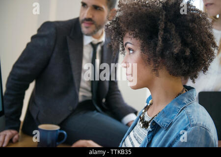 Imprenditrice concentrato a lavorare dai colleghi in ufficio Foto Stock