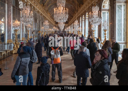 I turisti nella sala degli specchi a Versaille Foto Stock