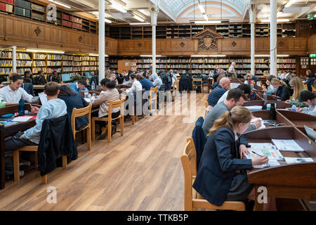 Una libreria di occupato la camera di riferimento intorno il GCSE e un livello tempo di esami Foto Stock