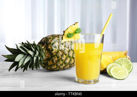 Bicchiere di succo di ananas e lime sul tavolo Foto Stock