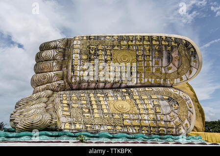 Basso angolo di vista Mya Tha Lyaung Buddha reclinato contro sky Foto Stock