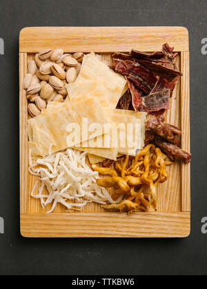 Vista aerea del cibo servito nel vassoio di legno sul tavolo Foto Stock