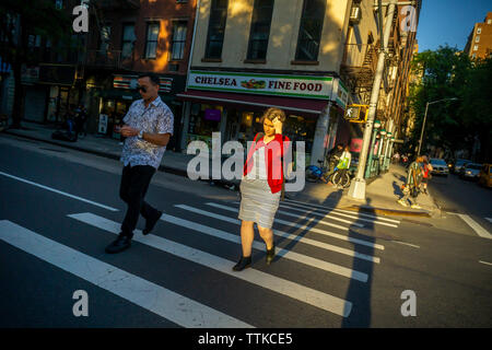 I pedoni attraversano una pericolosa Ottava Avenue intersezione nel quartiere di Chelsea di New York martedì, 11 giugno 2019. (© Richard B. Levine) Foto Stock