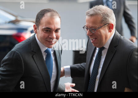 Portcullis House, Westminster, London, Regno Unito. 5 gennaio 2016. Fifa candidato presidenziale Principe Ali Bin al-Hussein arriva a Portcullis House nel cen Foto Stock