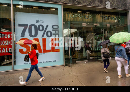 Pedoni passare il TopShop/TopMan store sulla Fifth Avenue a New York il giovedì, 13 giugno 2019. Il gruppo di Arcadia, il proprietario della catena TopShop, ha annunciato che sarà il file per il Capitolo 15 fallimento di protezione negli Stati Uniti e a chiudere le sue 11 memorizza qui. (© Richard B. Levine) Foto Stock