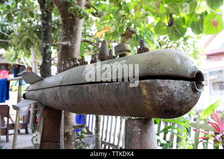 Involucro di American cluster bomb è sceso sul Laos tra il 1967 al 1972 sul display nel ristorante giardino, Muang Ngoi Neua, Muang Ngoi distretto, Luang Prab Foto Stock