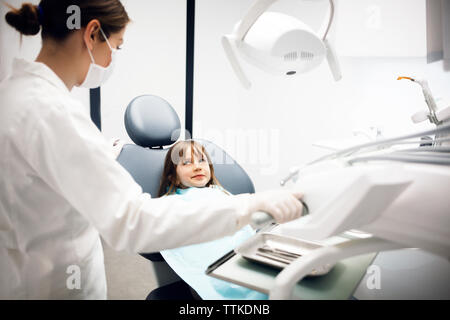 Dentista femmina e la ragazza alla clinica medica Foto Stock