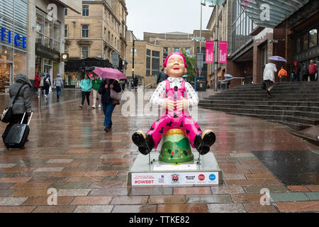 Glasgow, Scotland, Regno Unito - 17 Giugno 2019: Regno Unito meteo - Oor Wullie ride nonostante le pesanti rovesci di pioggia in Glasgow. Oor Wullies il grosso secchio Trail - Scozia la prima nazionale di arte pubblica trail - iniziato oggi, azioni di sensibilizzazione e di fondi per la Scozia ospedale per bambini di beneficenza. Credito: Kay Roxby/Alamy Live News Foto Stock