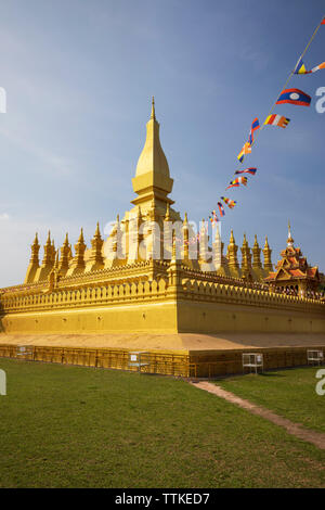 Il golden stupa buddisti di Pha That Luang, Vientiane, Laos, sud-est asiatico Foto Stock