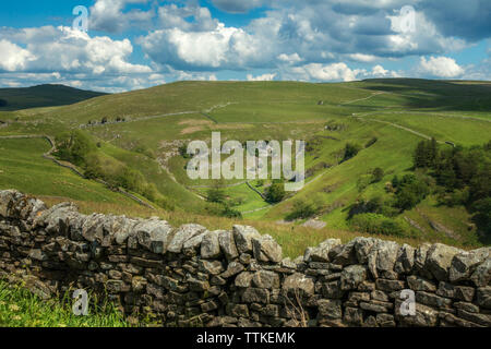 Viste mozzafiato della bella passeggiata attraverso il Troller Gill e Trollersdale dalla strada sopra Skyreholme vicino Appletreewick, Yorkshire Dales Foto Stock