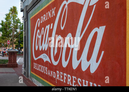 Una Coca-Cola murale adorna una parete lungo la città storica piazza nel centro di Gainesville, Georgia. (USA) Foto Stock