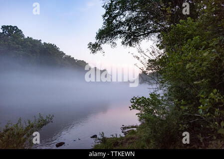 Uno strato di nebbia galleggia sopra il fiume Chattahoochee al tramonto vicino al Lago Lanier e immediatamente a nordest di Atlanta, Georgia. (USA) Foto Stock